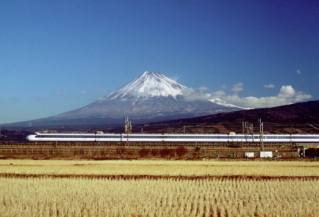 Tren de la serie 0 de alta velocidad de la red Shinkansen en la que se grabó Chuck, en las proximidades del monte Fuji. Foto:  Shellparakeet
