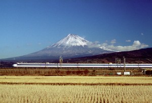 Tren de la serie 0 de alta velocidad de la red Shinkansen en las proximidades del monte Fuji. Foto: Shellparakeet