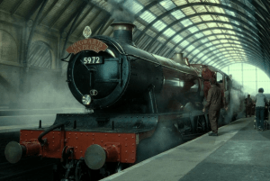 El Hogwarts Express de Harry Potter en el andén 9 y 3/4. Imagen publicada por Seth Cooper.