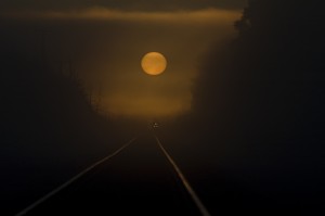 Tren en el amanecer. Fotografía de Charles Ostrand