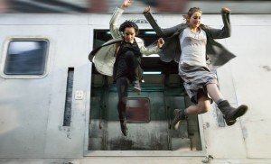 Fotograma de Divergente en el que se ve uno de los espectaculares saltos con el tren en marcha. Foto: © Divergent The Movie.