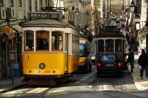El tranvía 28, uno de los iconos turísticos de Lisboa, cruzándose en el descenso de Alfama a Baixa. Foto: 黃毛 a.k.a. YELLOW.
