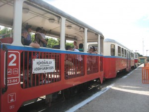 Los vehículos históricos son un aliciente más para viajar en el Tren de los Niños. Foto: Kirsten Comandich.