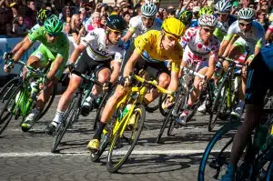sin duda la etapa final en París es uno de los días más icónicos del Tour de Francia.