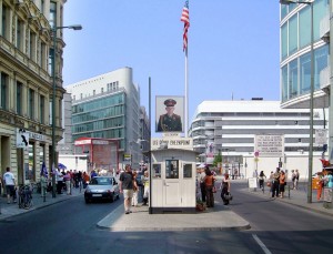 Checkpoint Charlie en Berlin. Foto: Adrian Purser.