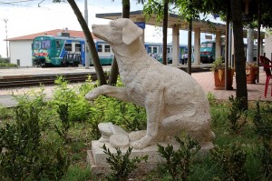 Estatua dedicada a Lampo en la estación de Campiglia Marittima.