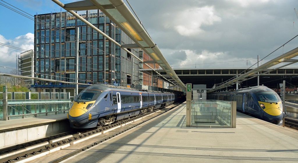 Trenes de la serie 395 en los andenes de St. Pancras esperando a iniciar sus servicios por la línea de alta velocidad. Foto:  Golf CL LS.