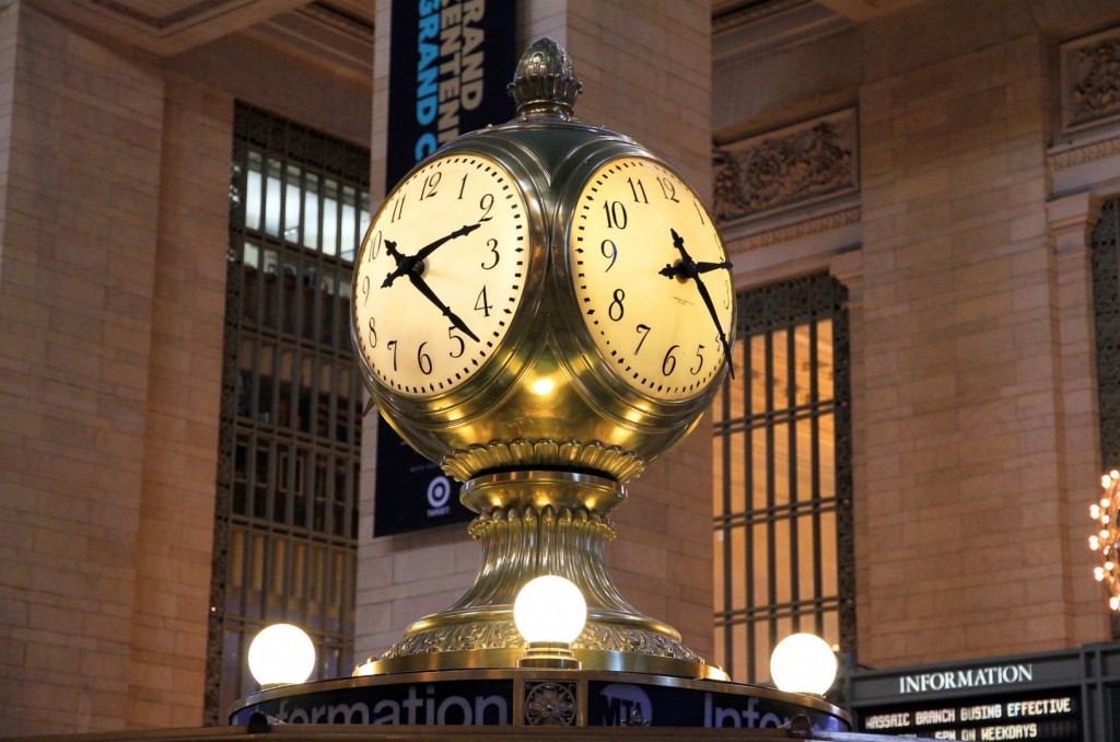 El reloj de cuatro caras de la Grand Central Terminal, ubicado en la nave principal. Foto: Ingfbruno.