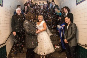 Imagen de la boda en el metro de Nueva York de hace unas semanas. Foto: Daily News.