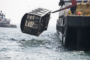 Impresionante e inusual imagen ver cómo los coches de metro son arrojados al mar. Foto © Stephen Mallon.