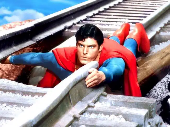 La imagen de Superman con las vías del tren ya es un icono de la historia del cine de superhéroes. Foto: CostumePrize.