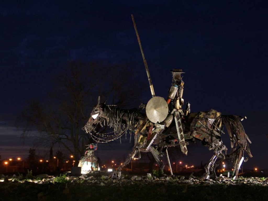 Carlos Regazzoni usa piezas de chatarra, muchas veces de origen ferroviario, para crear esculturas como este Don Quijote. Foto: Tripin Argentina. 