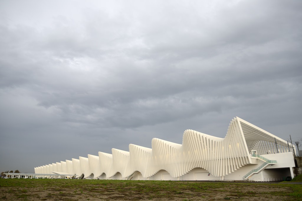 La estación de Reggio Emilia AV es como una gran ola blanca en mitad de la llanura padana. Foto: Giorgio Galeotti.