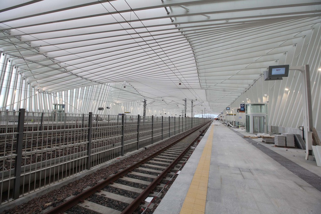 Interior de la estación de Reggio Emilia AV, donde los andenes se encuentran en un nivel superior al de la entrada. Foto: Comune di Reggio Nell'Emilia.