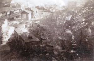 Panorámica de la estación de Torre del Bierzo poco después del accidente del túnel nº20. Foto: ALADINO ARDURA SUÁREZ.Cortesía de José Antonio Ardura vía Cuatro Lunas.