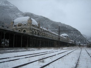 En El tren del Wolframio se trata la compra de este material por parte de los alemanes durante la IIGM. Los trenes alemanes cargados de oro llegaban a Canfranc y de ahí, se dividía el pago para Madrid y Lisboa. Foto: Francho Beltrán.