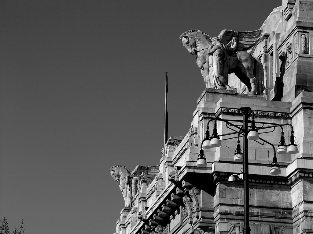 Detalle de la fachada principal de la Estación Central de Milán. Foto: Riccardof.
