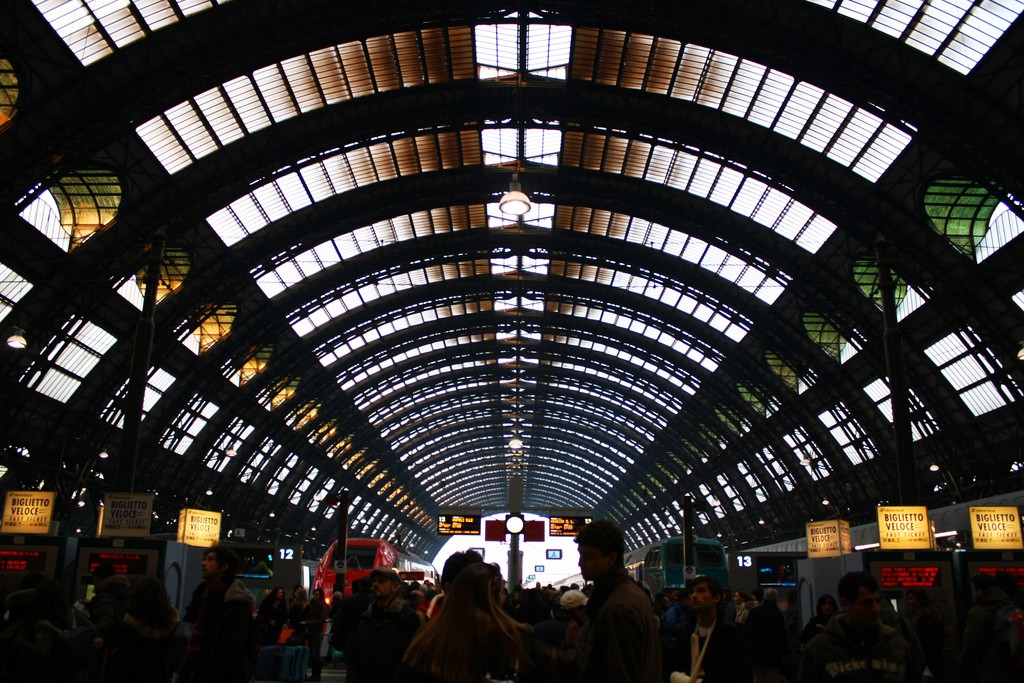 Una de las principales características de la Estación Central de Milán es su gran estructura metálica sobre las vías. Foto: Giacomo Carena.