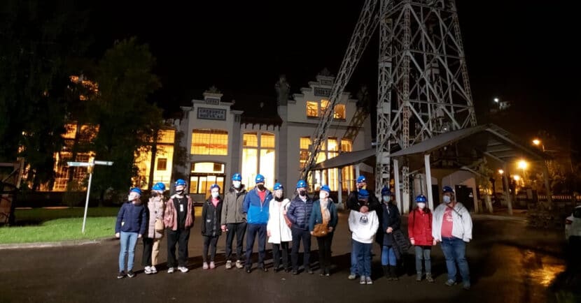 Exterior de las instalaciones del Ecomuseo minero Valle de Samuño durante la visita nocturna de la semana pasada. ECOMUSEO.