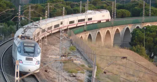 Los nuevos descuentos en carnet joven y tarjeta dorada de Renfe se aplican en trenes AVE y Larga Distancia. MIGUEL BUSTOS