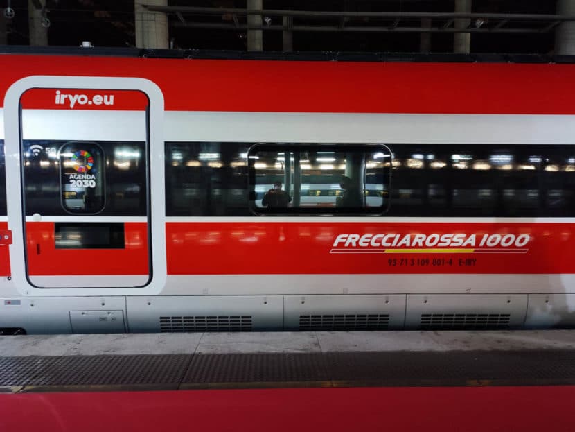 Lateral del coche cafetería del Frecciarossa 1000 de iryo. MIGUEL BUSTOS.