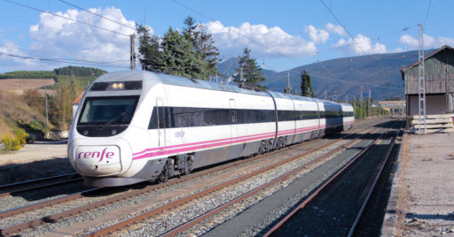 Alvia Madrid-Pamplona pasando por la estación de Noain. MIGUEL GALÁN.