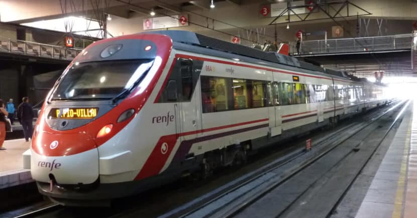 Tren de Cercanías Madrid en la estación de Atocha. MIGUEL BUSTOS.