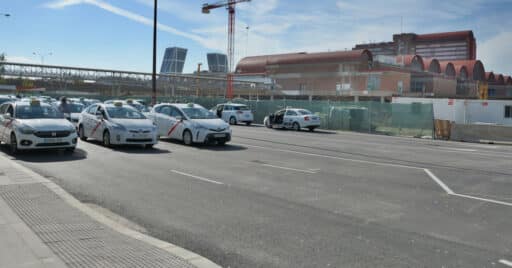 Nueva parada de taxis en la estación de Chamartín. MIGUEL BUSTOS.