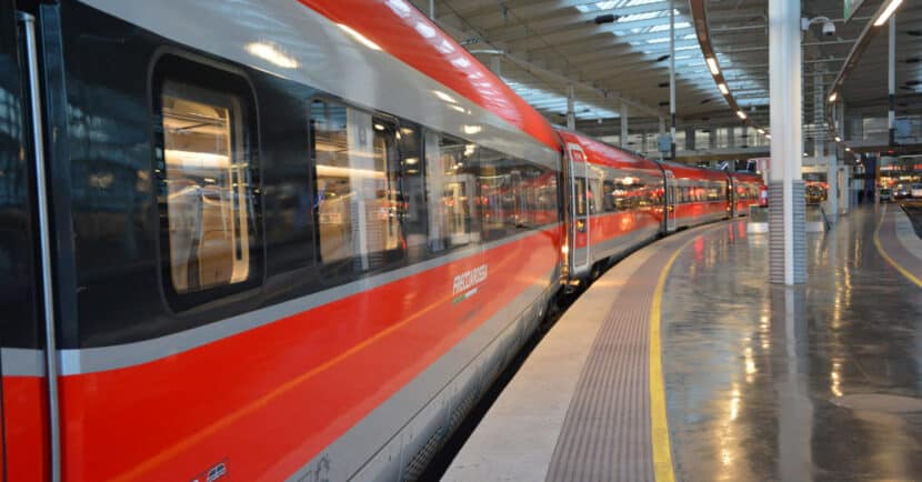 Tren de iryo en la estación de Madrid Puerta de Atocha. MARCOS ROMERO.