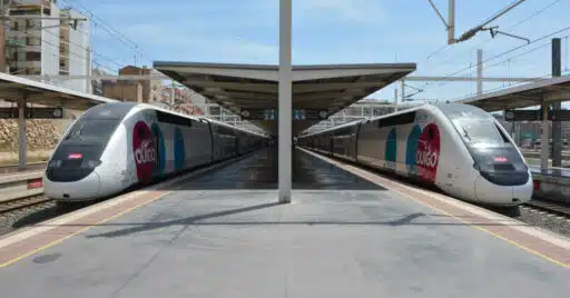 Dos trenes de Ouigo en la estación de Alicante. MIGUEL BUSTOS