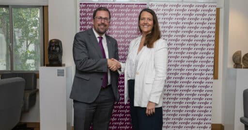 El presidente de Renfe, Raül Blanco, y la directora Ejecutiva de la Fundación Gasol, Cristina Ribes Espinosa, tras la firma del acuerdo. © RENFE