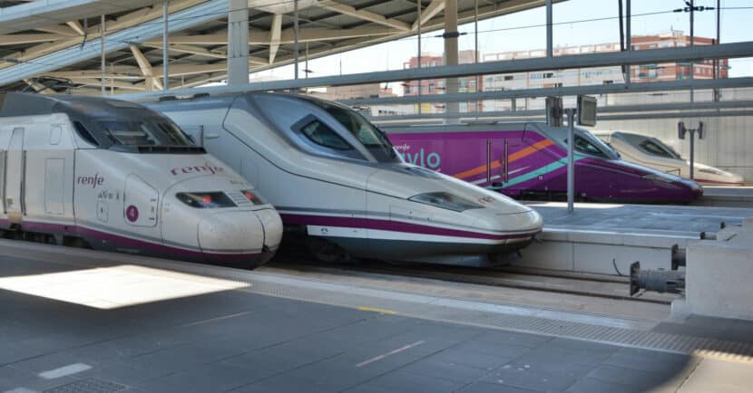 Trenes de Renfe en la estación de València-Joaquín Sorolla. MIGUEL BUSTOS