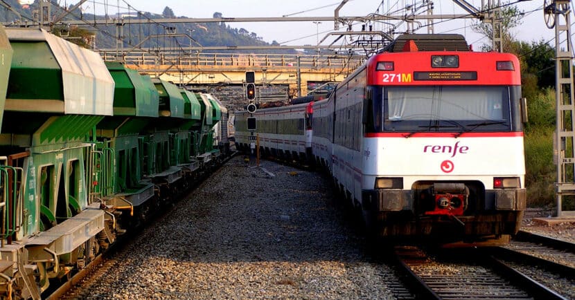Tren de Rodalies en Cataluña junto a un tren de mercancías, los dos servicios por los que se ha convocado la huelga. JORDI.
