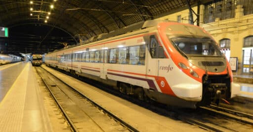 Trenes de Cercanías y Media Distancia en Valencia Nord. MIGUEL BUSTOS