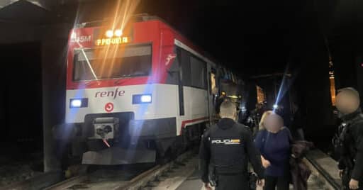 El tren descarilado en Atocha, siendo evacuado. AUTORÍA DESCONOCIDA.