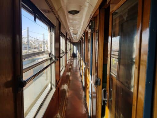 Pasillo interior de uno de los coches del Tren de los Reyes Magos.