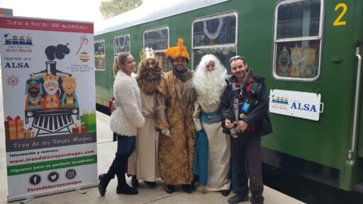 Sus Majestades los Reyes de Oriente con a un equipo de TVE junto al Tren de los Reyes Magos. © ALSA.