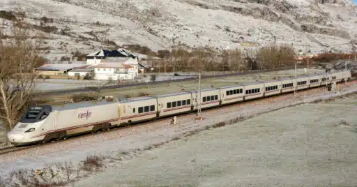 Alvia de Renfe de la serie 130 cruzando el puerto de Pajares. NELSO SILVA.