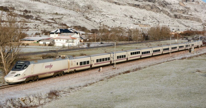 Alvia de Renfe de la serie 130 cruzando el puerto de Pajares. NELSO SILVA.