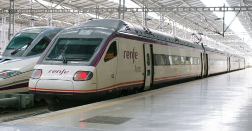 Renfe aplica desde el 1 de marzo nuevas medidas antifraude en los abonos Avant. HUGH LLEWELYN.