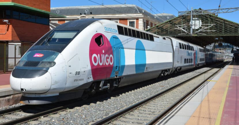 Tren Ouigo Valladolid-Madrid antes de salir de la estación de Campo Grande. MIGUEL BUSTOS.