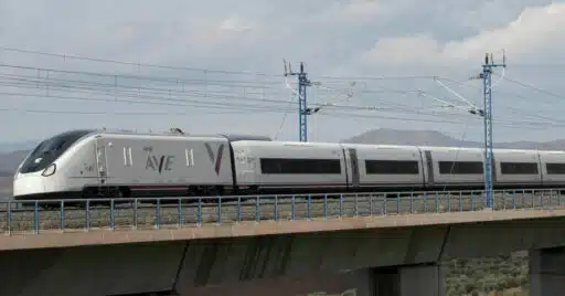 Tren de la serie 106 de Renfe (Talgo Avril) circulando por una línea de alta velocidad. © RENFE.