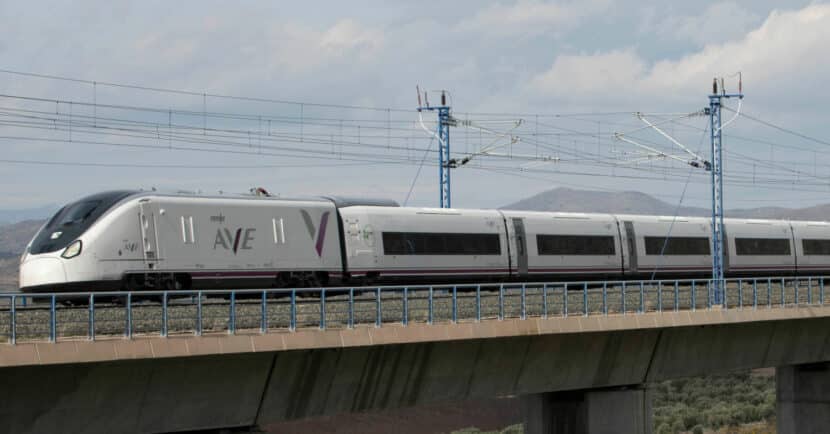 Tren de la serie 106 de Renfe (Talgo Avril) circulando por una línea de alta velocidad. © RENFE.