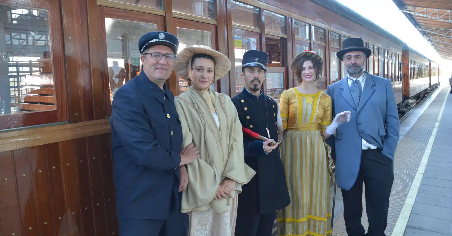 Personal vestido de época junto al Tren de la Fresa en Aranjuez.