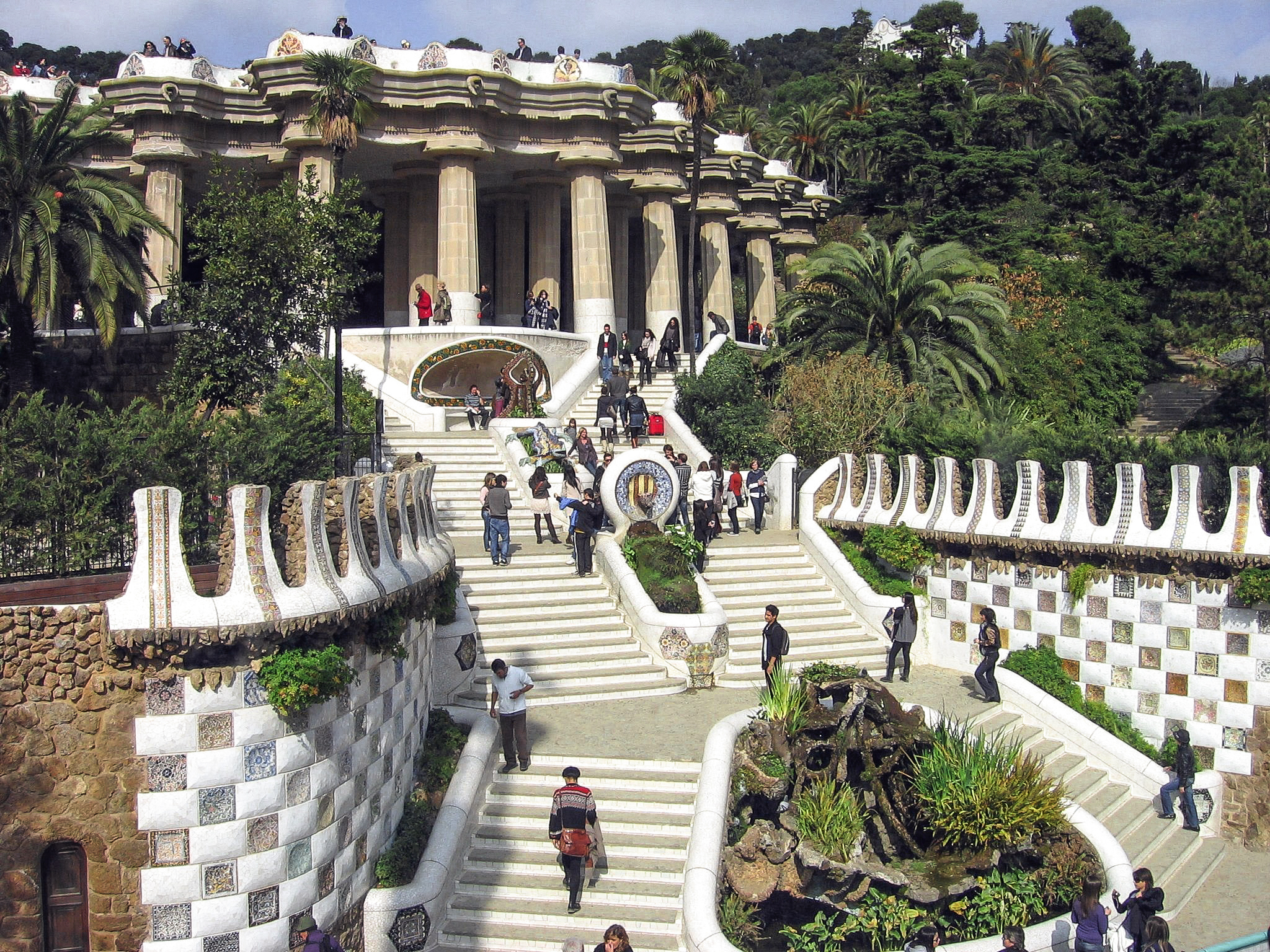 Escalinata de entrada al Parque Güell. (CC BY SA) CANAAN-WIKIMEDIA COMMONS.