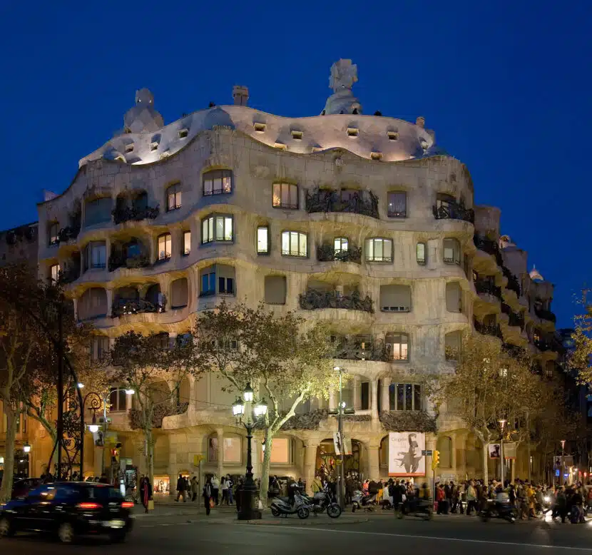 Vista exterior de la Casa la Pedrera. (CC BY SA) DAVID ILIFF-WIKIMEDIA COMMONS.