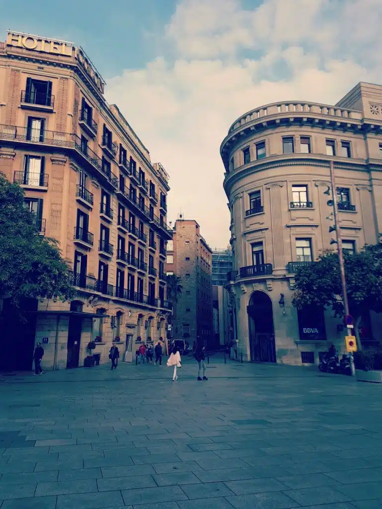 Calle del Barrio Gótico de Barcelona. (CC BY SA) FRANCESCA.HYANNA19-WIKIMEDIA COMMONS.