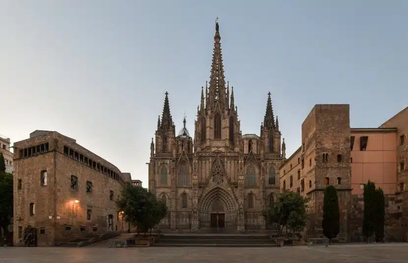 Fachada principal de la Catedral de la Santa Cruz y Santa Eulalia de Barcelona. (CC BY SA) JOSE MARÍA LIGERO LOARTE-WIKIMEDIA COMMONS.