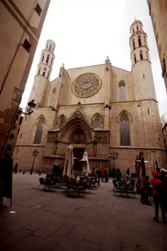 Fachada principal de la Basílica de Santa Maria del Mar. (CC BY SA) JOSÉ LUIZ BERNARDES RIBEIRO-WIKIMEDIA COMMONS.