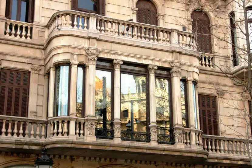 13 Fachada de uno de los edificios del Paseo de Gracia. (CC BY SA) XAVIER BADIA CASTELLÁ-WIKIMEDIA COMMONS.